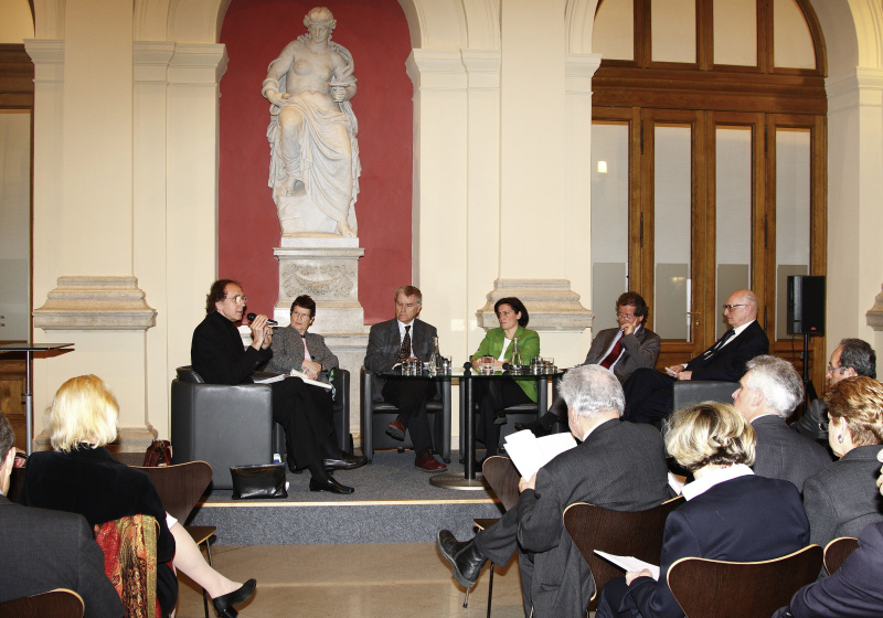 am Podium v.li. Dr. Gunter Hofmann, die Zeit, am Mikrofon, deutsche Bundestagspräsidentin Dr. Rita Süssmuth, Professor für Politikwissenschaften Dr. Anton Pelinka, Daniela Bankier von Kabinett der EU-Kommissarin Schreyer, Leiter des Ludwig Boltzmann Institus Dr. Manfred Nowak, Staatssekretär aus Warschau Dr. Wladyslaw Bartoszewski.