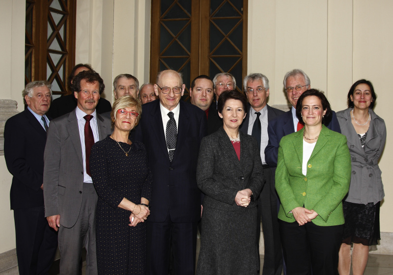 Blick in Richtung Veranstaltungsteilnehmer - erste Reihe v.li. Leiter des Zentrums für Antisemitismusforschung an der TU Berlin Prof. Dr. Wolfgang Benz, Leiter des Ludwig Boltzmann Instituts für Menschenrechte Dr. Manfred Nowak, Dr. Elisabeth Brainin, Fachärztin für Psychiatrie und Neurologie und Psychoanalytikerin, Staatssekretär Warschau, Prof. Dr. Wladyslaw Bartoszewski, Barbara Prammer, Mitglied des Kabinett der EU-Kommissarin Schreyer Daniela Bankier.