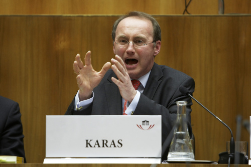 Vizepräsident der EVP-ED-Fraktion Dr. Othmar Karas am Mikrofon.