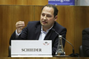 Obmann des außenpolitischen Ausschusses Andreas Schieder am Mikrofon.