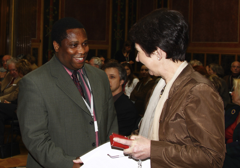 v.li. Alexis Neuberg (Obmann und Gründer von Radio Afrika TV), Barbara Prammer.