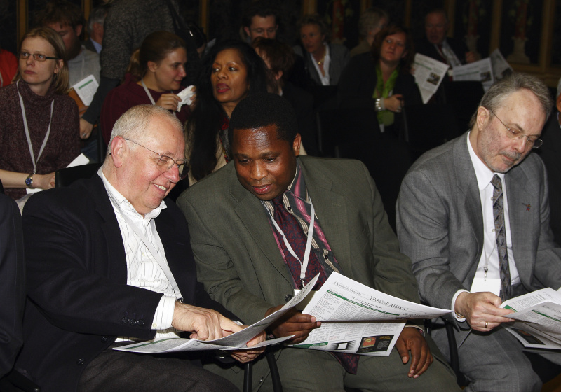 v.li. Univ.Prof. Wlater Schicho, Alexis Neuberg (Obmann und Gründer von Radio Afrika TV), Univ.-Doz. Henning Melber.