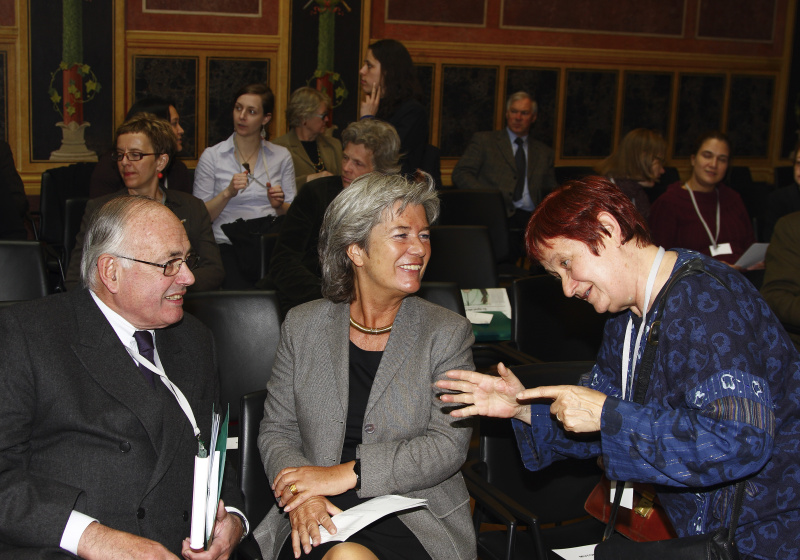 v.li. Heinrich Neisser (zweiter Präsident des Nationalrates a.D.), Heide Schmidt (dritte Präsidentin des Nationalrates a.D.), Veranstaltungsteilnehmerin.