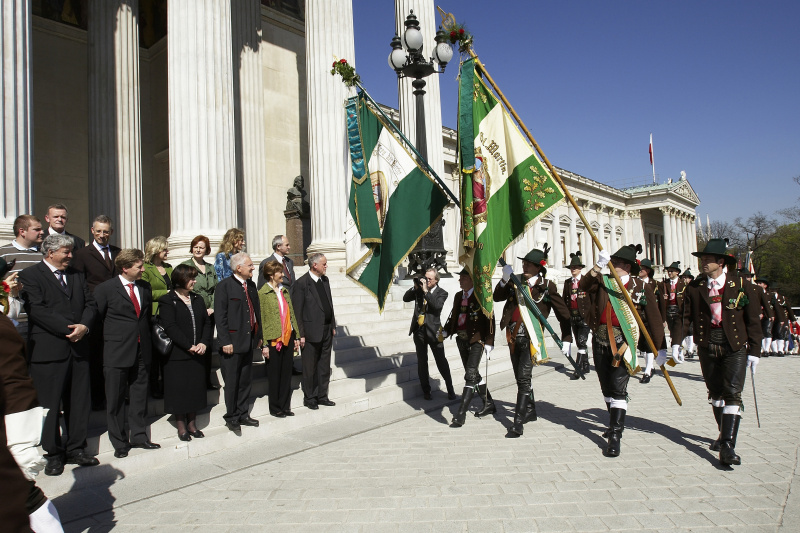 Bundesratspräsident Helmut Kritzinger empfängt die Tiroler Schützenkompanie Aldrans.