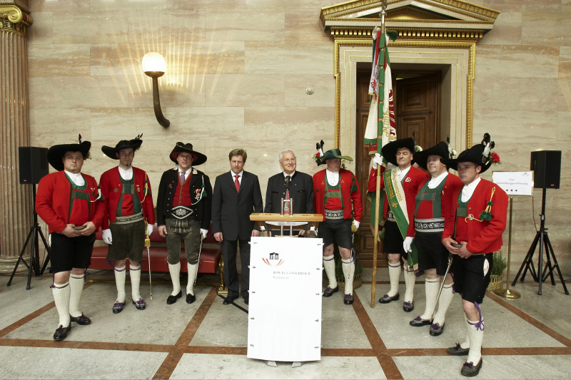 Bundesratspräsident Helmut Kritzinger empfängt die Tiroler Schützenkompanie Aldrans.