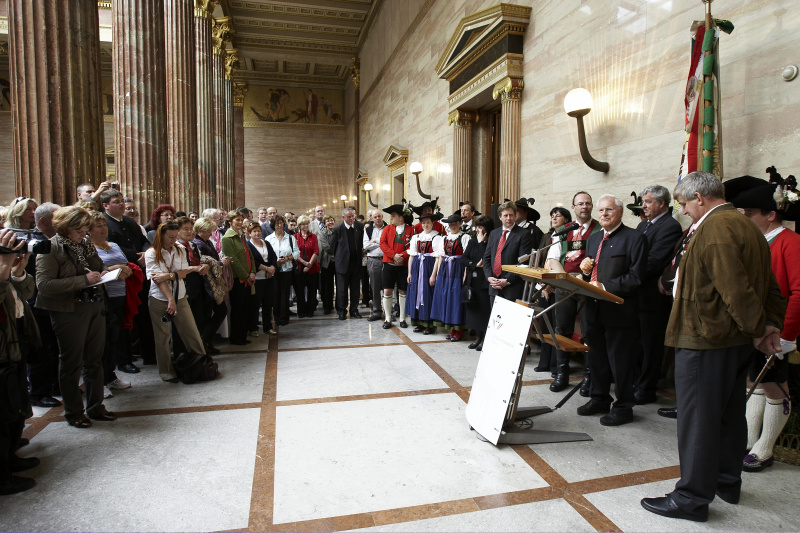 Bundesratspräsident Helmut Kritzinger empfängt die Tiroler Schützenkompanie Aldrans.