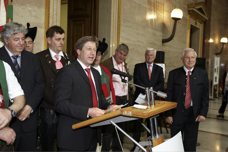 Bürgermeister Franz Locher aus dem Sarntal am Rednerpult.