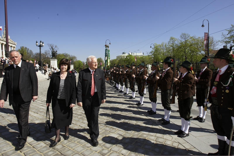 Bundesratspräsident Helmut Kritzinger empfängt die Tiroler Schützenkompanie Aldrans.