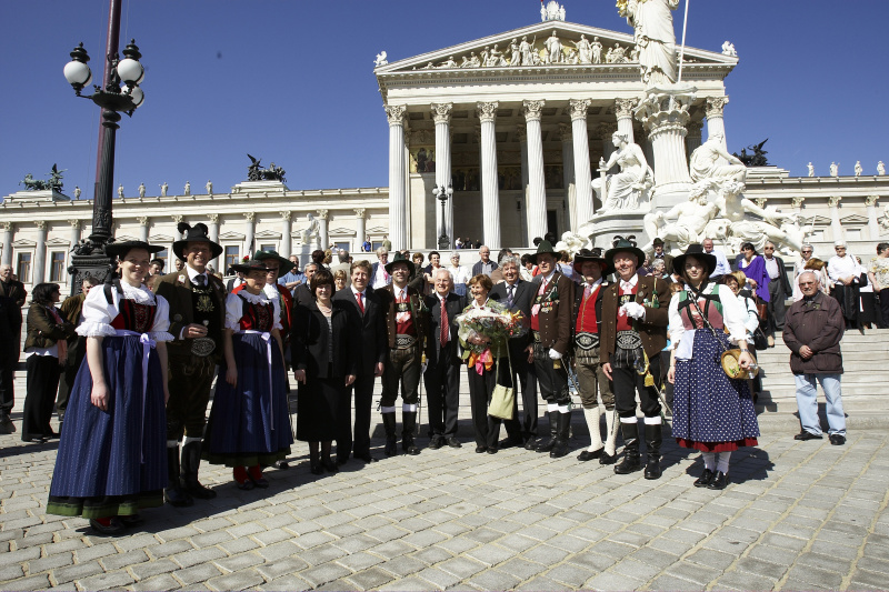 Bundesratspräsident Helmut Kritzinger empfängt die Tiroler Schützenkompanie Aldrans.