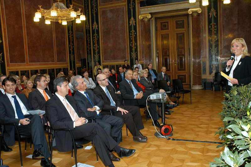 v.li. Michael Spindelegger, Veranstaltungsteilnehmer, Gigga Neunteufl.