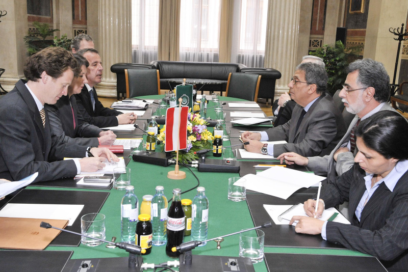 v.li Helfried Carl, Nationalratspräsidentin Mag.a Barbara Prammer und Joseph Wirnsperger. Auf der re. Seite der besuch mit Amre MOUSSA in der Mitte.