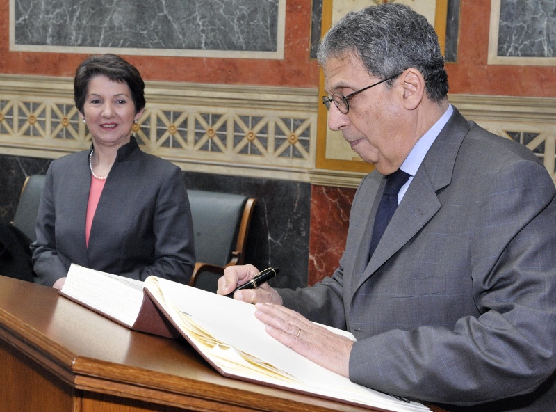 v.li Nationalratspräsidentin Mag.a Barbara Prammer und Amre MOUSSA beim Eintrag ins Gästebuch.