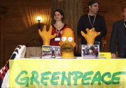 Zwei Greenpeace Mitarbeiter am Greenpeace-Stand.