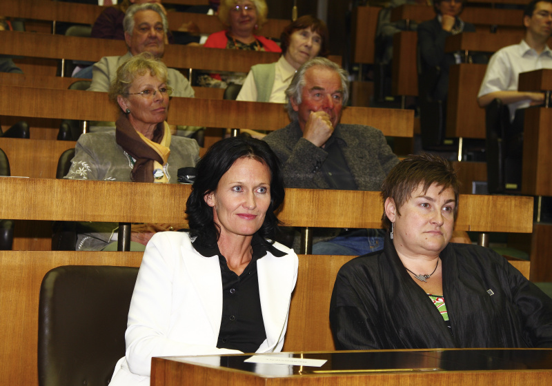 Blick in Richtung Veranstaltungsteilnehmer - v.li. Eva Glawischnig-Piesczek, Petra Bayr.