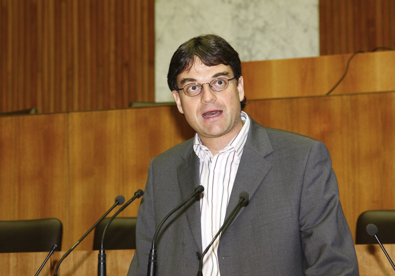 Univ.-Prof.Dr. Ulrich Brand, Professor für Internationale Politik an der Fakultät für Sozialwissenschaften der Universität Wien am Rednerpult.