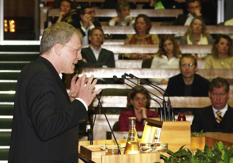 Blick in Richtung Veranstaltungsteilnehmer - Geschäftsführer Greenpeace CEE Österreich Alexander Egit am Rednerpult.