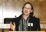 Roman Kellner, Journalist bei Greenpeace am Rednerpult.
