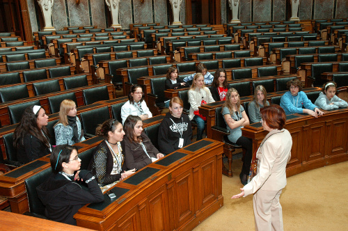 Die Veranstaltungsteilnehmerinnen (Schülerinnen) werden durch das Parlament geführt.