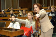 Die VeranstaltungsteilnehmerInnen(Schülerinnen) werden durch das Parlament geführt.