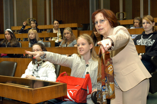 Die VeranstaltungsteilnehmerInnen(Schülerinnen) werden durch das Parlament geführt.