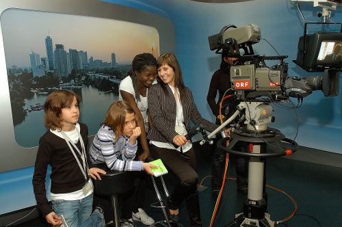 Veranstaltungsteilnehmerinnen (Schülerinnen) stellen ein ORF Interview nach.