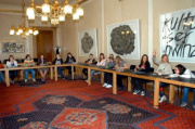 Veranstaltungsteilnehmerinnen (Schülerinnen) simulieren eine Ausschusssitzung.