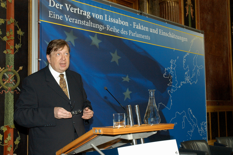 Vizepräsident des Verwaltungsgerichtshofes Rudolf Thienel am Rednerpult.