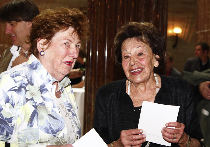 v.li. eine Veranstaltungsteilnehmer/Zeitzeugin im Gespräch mit Zeitzeugin Sophie Haber.