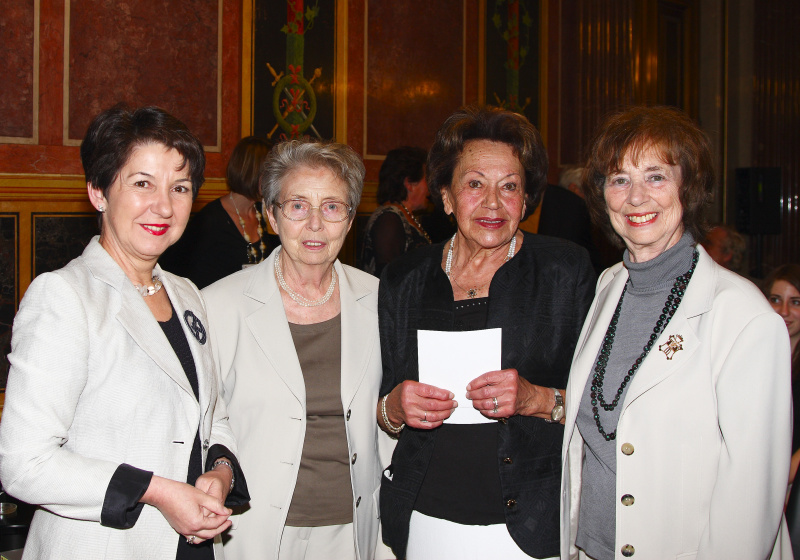 v.li. Barbara Prammer, die Zeitzeuginnen Dr. Helga Feldner-Busztin, Sophie Haber und Elisabeth Schneiderbauer.