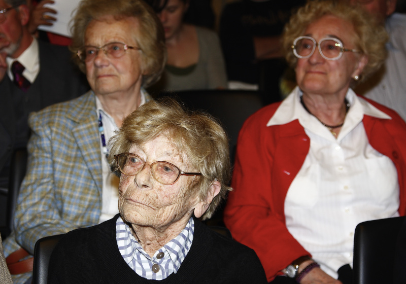 Blick in Richtung Veranstaltungsteilnehmer - Zeitzeugin Ilse M. Aschner, Zeitzeugin Lotto Brainin (orange Veste).