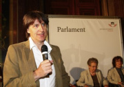 Univ.-Prof.Dr. Albert Lichtblau am Mikrofon, im Hintergrund die Zeitzeuginnen v.li. Dr. Helga Feldner-Busztin, Elisabeth Schneiderbauer.