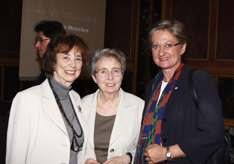 v.li. Zeitzeugin Elisabeth Schneiderbauer, Zeitzeugin Dr. Helga Feldner-Busztin, Bundesministerin für Unterricht, Kunst und Kultur Claudia Schmied.