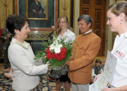 v.li. Barbara Prammer - Nationalratspräsidentin bekommt einen Blumenstrauß