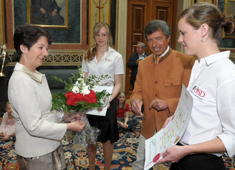 v.li. Barbara Prammer, Veranstaltungsteilehmer.