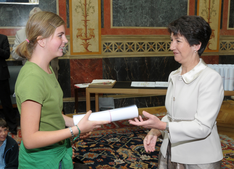 v.li. Schüler, Barbara Prammer.