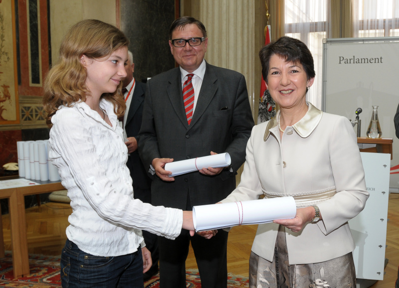v.li. Schüler, Reinhart Gausterer (Generaldirektor der Österreichischen Staatsdruckerei), Barbara Prammer.
