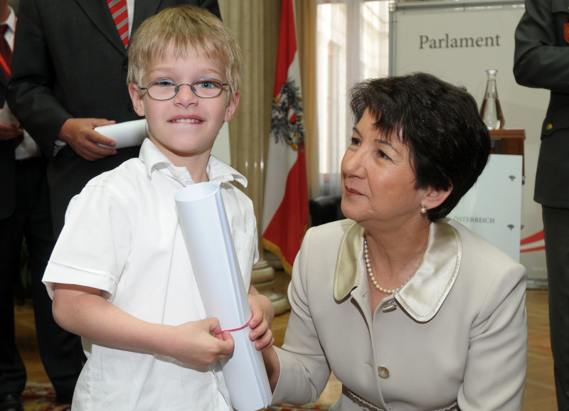 v.li. Schüler, Barbara Prammer.