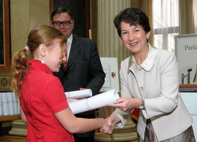 v.li. Schüler, Barbara Prammer.