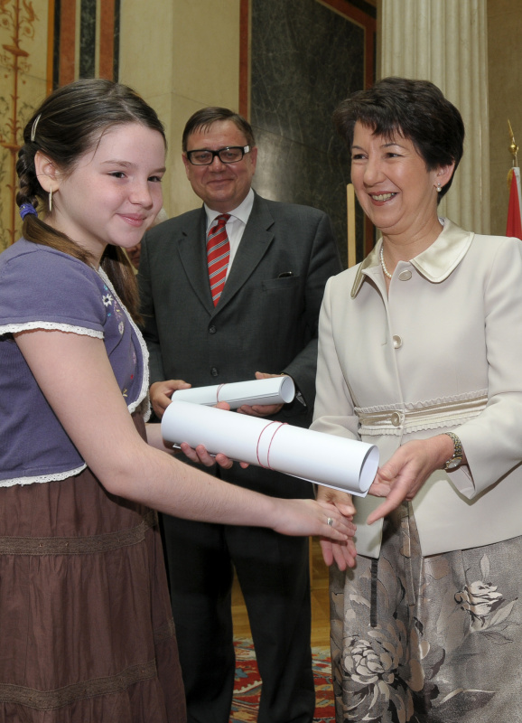 v.li. Schüler, Barbara Prammer.