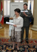 v.li. Barbara Prammer, Brigadier Franz Reiszner.