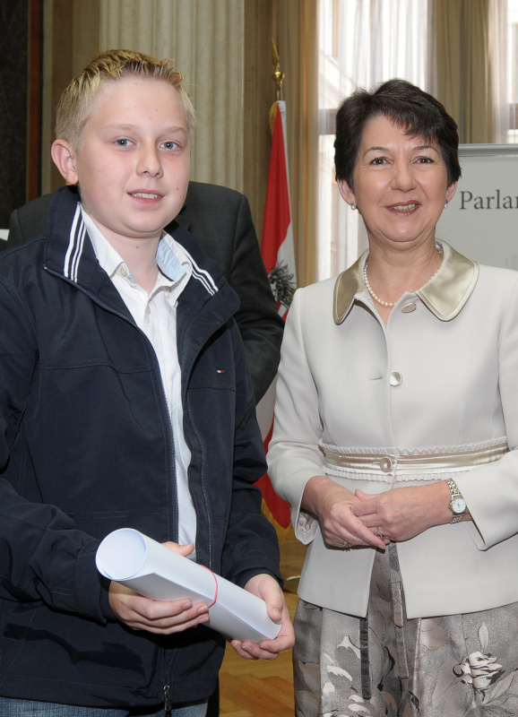 v.li. Schüler, Barbara Prammer.