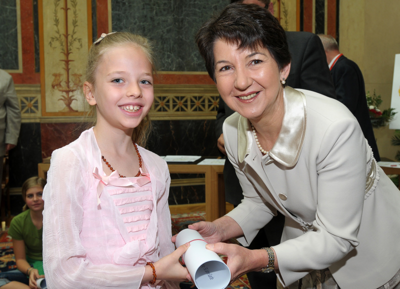 v.li. Schüler, Barbara Prammer.