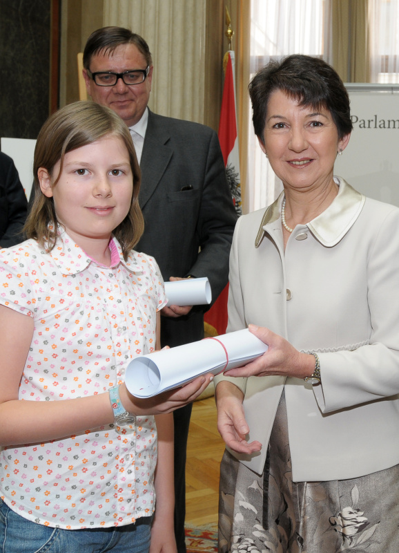 v.li. Schüler, Barbara Prammer.