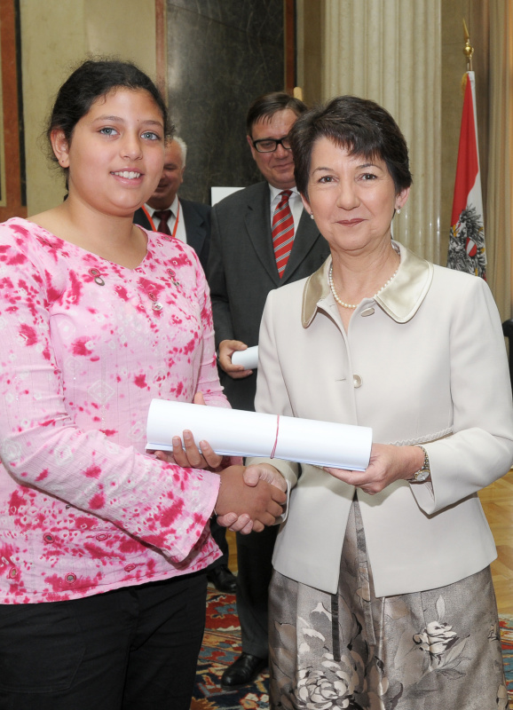 v.li Schülerin und Barbara Prammer - Nationalratspräsidentin