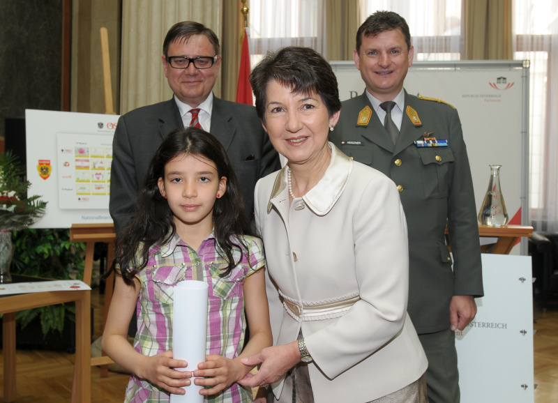 v.li. Reinhart Gausterer (Generaldirektor der Österreichischen Staatsdruckerei), Schüler, Barbara Prammer, Brigadier Franz Reiszner.