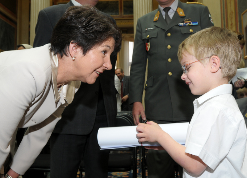 v.li. Barbara Prammer, Schüler.