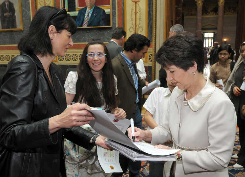 v.li. Veranstaltungsteilnehmer, Barbara Prammer.