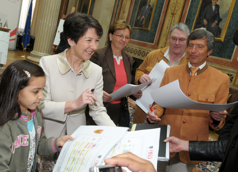 v.li. Schüler, Barbara Prammer, Veranstaltungsteilnehmer.