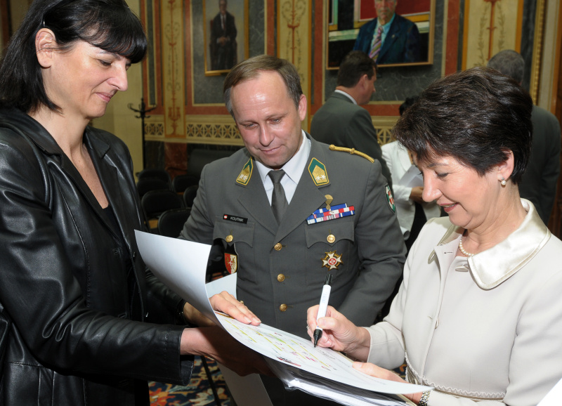 v.li. Veranstaltungsteilnehmer, Barbara Prammer.