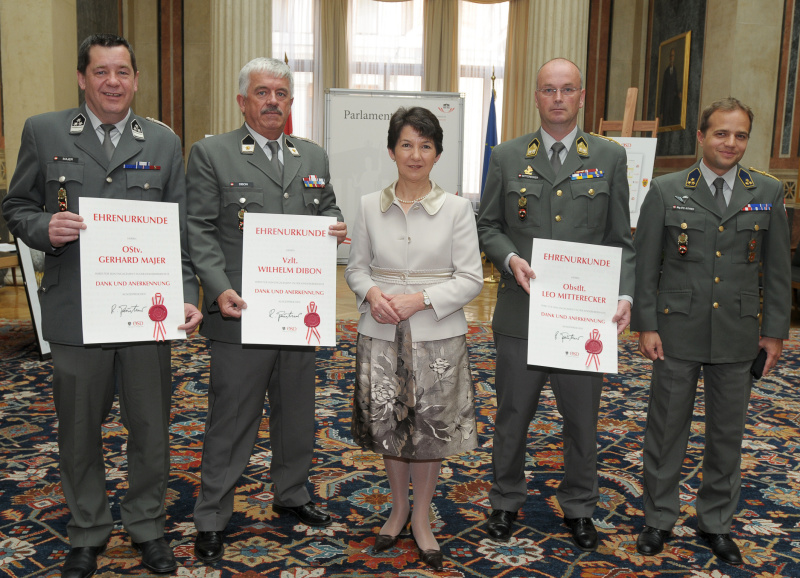 v.li. Offizierstellvertreter Gerhard Maier, Vizeleutnant Wilhelm Dibon, Barbara Prammer, Oberstleutnant Leo Mitterecker, Veranstaltungsteilnehmer.